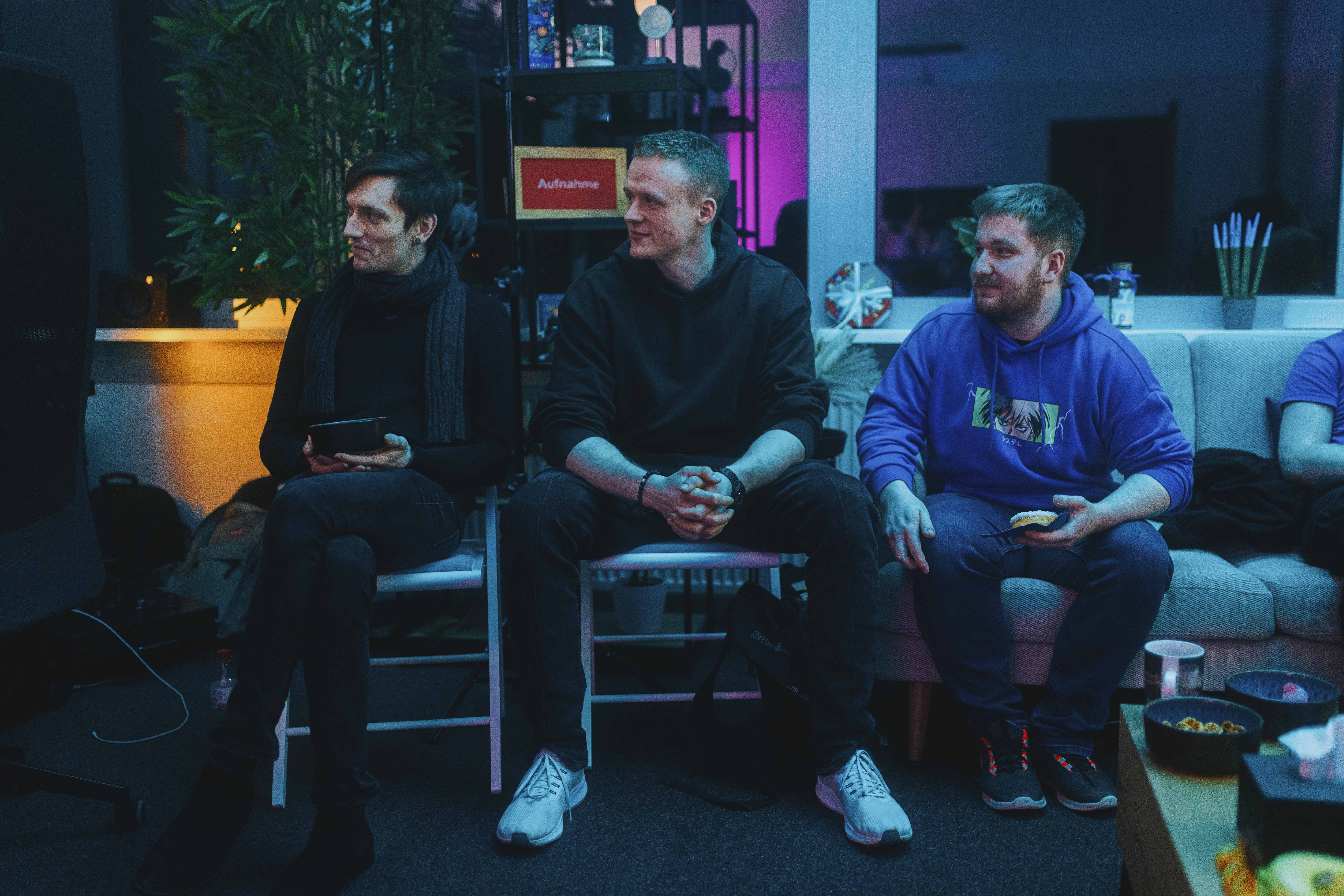 Teilnehmende im Büro von Build Your Voice