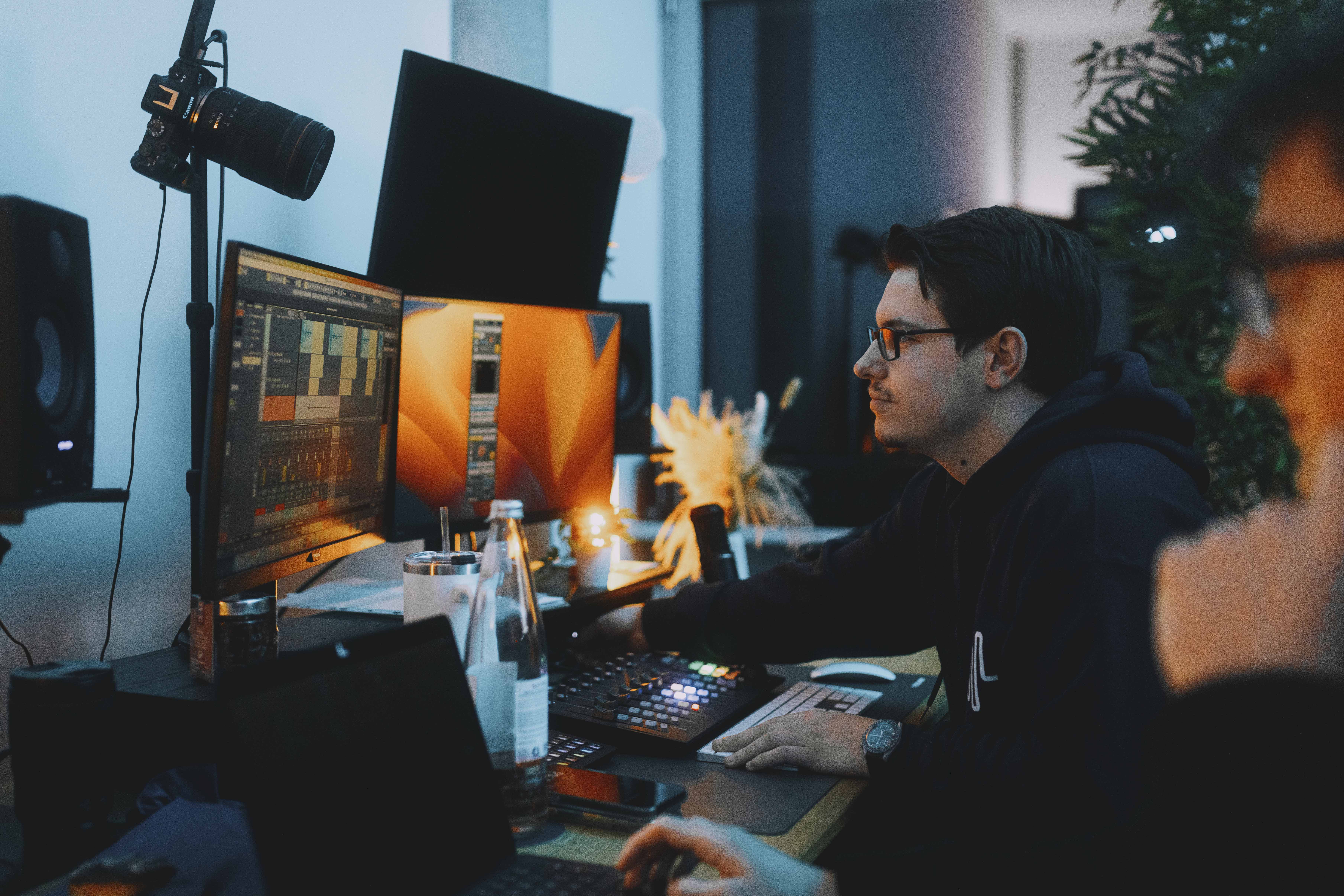 Teilnehmende im Büro von Build Your Voice