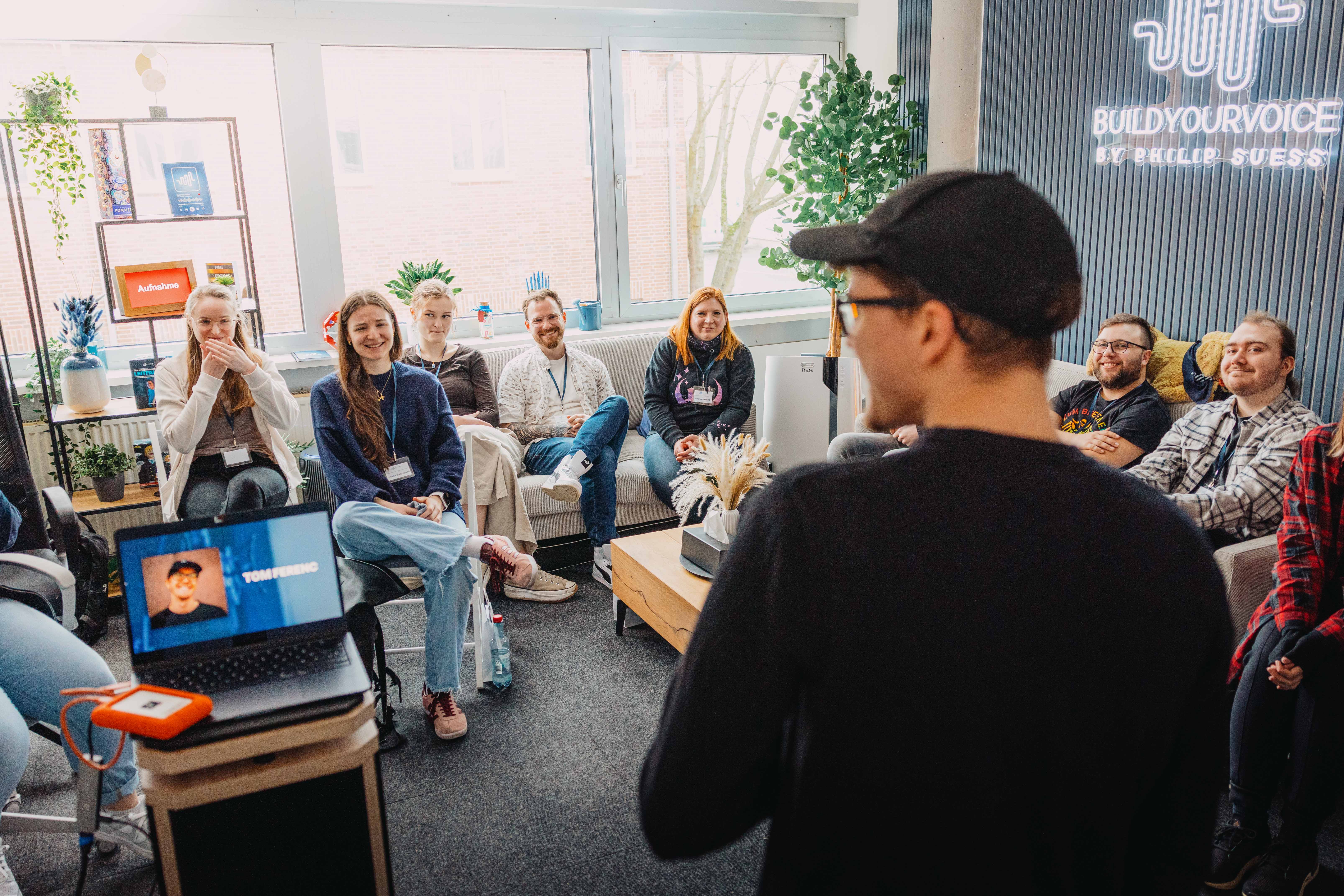 Teilnehmende von Build Your Voice